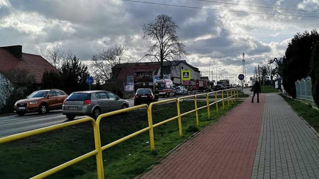 Dwie osoby ranne w zderzeniu dwóch samochodów osobowych i ciężarówki na krajowej dziesiątce w Mierzynie.
