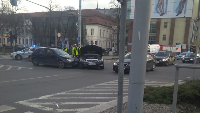 Jedna osoba została ranna w wyniku zderzenia dwóch samochodów osobowych w centrum Szczecina.