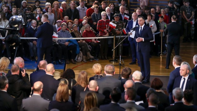 Prezydent Andrzej Duda mówił podczas spotkania z mieszkańcami Wołowa na Dolnym Śląsku, że nauczyciele są jedną z grup społecznych w Polsce, które wymagają docenienia, także finansowego.