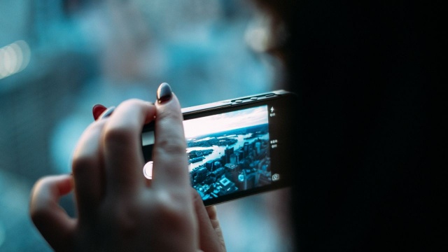 Chiński producent Huawei na cenzurowanym w Unii Europejskiej, ale bez zakazu udziału w rozbudowie sieci 5G. Waszyngton podejrzewa firmę o współpracę wywiadowczą z komunistycznymi władzami w Pekinie.