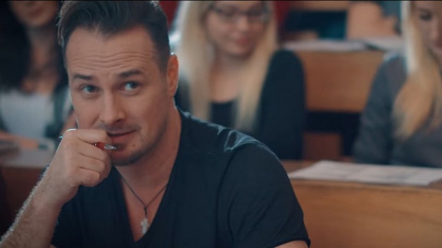Aktor Paweł Małaszyński został studentem Pomorskiego Uniwersytetu Medycznego w Szczecinie. To tylko scenariusz nowego filmu promującego uczelnię.