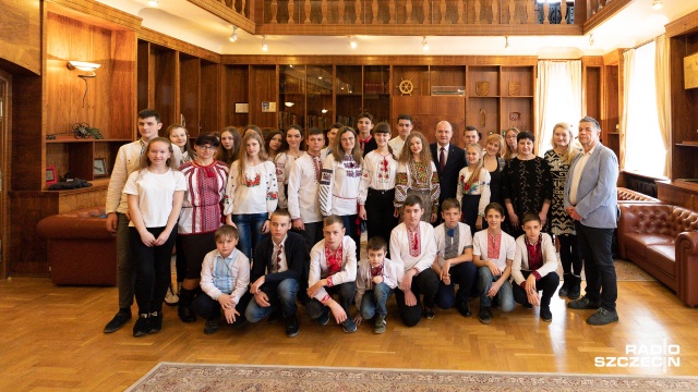 Najpierw spędziły weekend nad morzem, teraz zwiedzają Szczecin. To dzieci z ukraińskiego gimnazjum, które do Polski przyjechały w ramach projektu Pomóż Ukrainie.