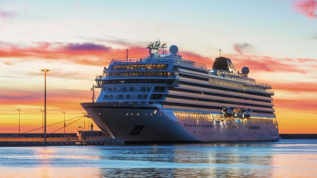 Bezpośrednią przyczyną sobotniej awarii wycieczkowca Viking Sky był niski poziom ciśnienia oleju w silnikach statku.
