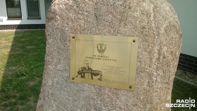 Pamiątkową tablicę skradziono z obiektu piłkarskiego w podkołobrzeskim Karcinie. Kradzież odkryli przedstawiciele miejscowego Klubu Sportowego Resko.