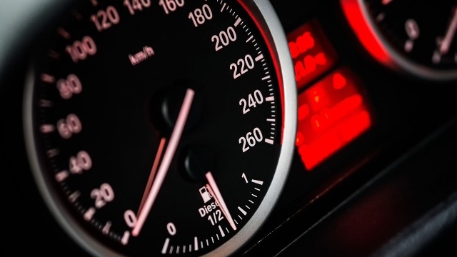 Jak może zadziałać obowiązkowe montowanie w autach ograniczników prędkości Nad tym zastanawiali się goście audycji Radio Szczecin na Wieczór