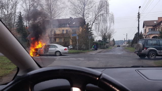 Pożar samochodu na ulicy Księdza Bryczkowskiego w Wielgowie.