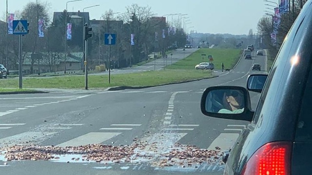 Na skrzyżowaniu Santockiej z 26 Kwietnia było ślisko. Internauci na grupie Suszą Szczecin informowali o plamie, która utrudniała hamowanie.