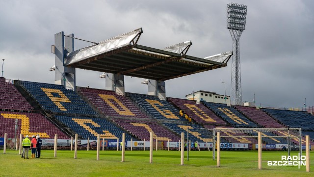Specjalnie przeszkoleni wolontariusze będą w niedzielę pomagać kibicom na stadionie przy ulicy Twardowskiego. Ma to związek ze zmianami spowodowanymi przebudową obiektu.