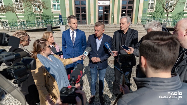 Nauczyciele i pracownicy oświaty, którzy będą brali udział w zaplanowanym na 8 kwietnia strajku powinni otrzymać pełne wynagrodzenie za czas protestu. To stanowisko polityków Platformy Obywatelskiej, którzy w poniedziałek wystosowali do Piotra Krzystka stosowny apel w tej sprawie.