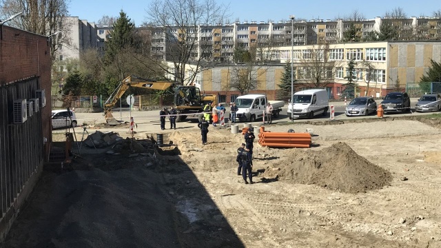 Robotnicy budujący parking przy ulicy 9 Maja w Szczecinie znaleźli pocisk.