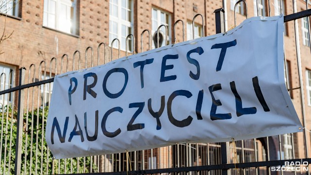 Rozmowy rządu ze związkami zawodowymi nauczycieli zostały zawieszone do wtorku. Mają rozpocząć się o godzinie 8 rano.