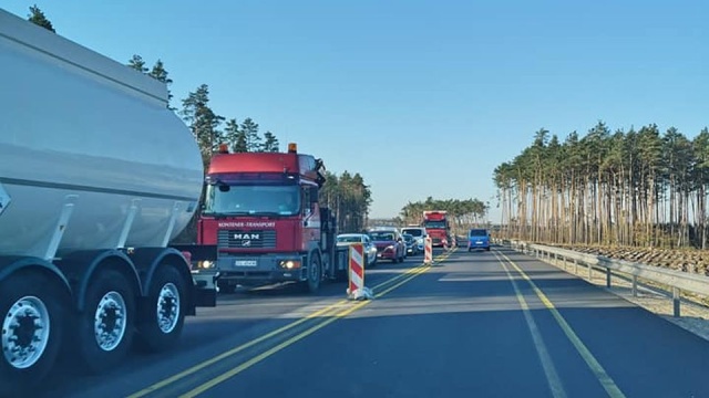Bardzo ciasno zrobiło się na podszczecińskiej autostradzie A6. Przed przebudowywanym odcinkiem w stronę Goleniowa utworzył się korek sięgający niemal czterech kilometrów.