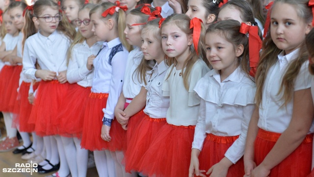 Mazurek Dąbrowskiego, Gaude Mater i Marsz Marsz Polonia w Zespole Szkół imienia Bohaterów Westerplatte w Gardnie. Szkoła bierze udział w II edycji konkursu Do hymnu, organizowanego przez Narodowe Centrum Kultury w Warszawie.