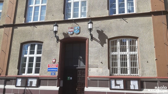Reorganizację urzędu miasta zapowiedziała prezydent Kołobrzegu Anna Mieczkowska. W efekcie część wydziałów zostanie połączona, inne zostaną rozdzielone. Nie zabraknie też likwidacji i powołania nowych komórek jak chociażby Wydziału Obsługi Mieszkańców, który ma przejąć obowiązki likwidowanego Wydziału Obywatelskiego.