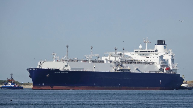 Jeden z najnowszych na świecie gazowców przystosowanych do przewozu gazu LNG jest rozładowywany w Świnoujściu.