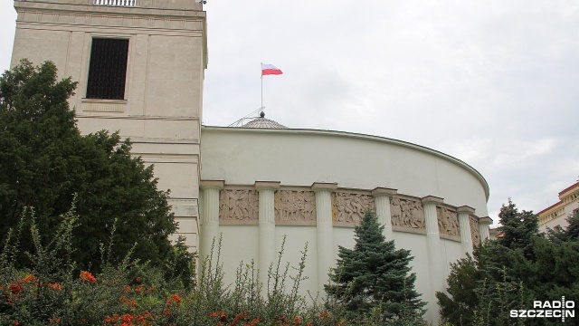 Sejm uchwalił ustawę o dodatkowym świadczeniu emerytalnym. Za głosowało 396 posłów, trzech było przeciwnych, 9 wstrzymało się.