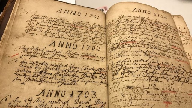 Policja odzyskała skradzioną zabytkową księgę z XVIII wieku [WIDEO, ZDJĘCIA]