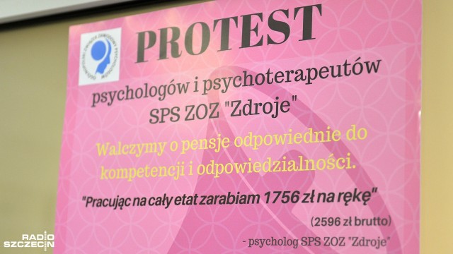 Założyli koszulki z napisem protest, oplakatowali oddziały i rozdają przypinki - w ten sposób psychologowie i terapeuci ze szpitala w szczecińskich Zdrojach walczą o wyższe zarobki.