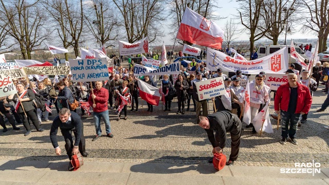 Około 200 związkowców protestowało przed Urzędem Wojewódzkim w Szczecinie. Solidarność domaga się podwyżek płac w sferze budżetowej.