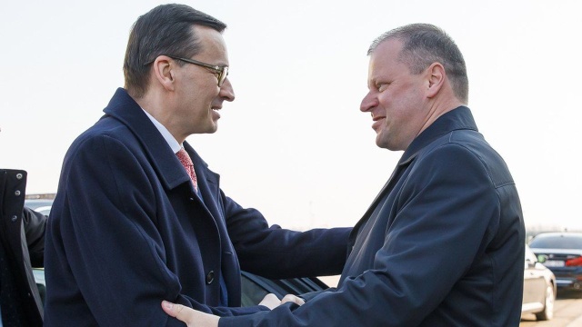Szef rządu spotkał się na Litwie z tamtejszym premierem Sauliusem Skvernelisem, polskimi lotnikami w Szawlach oraz wziął udział w odsłonięciu głazu poświęconego pamięci prezydenta Lecha Kaczyńskiego.