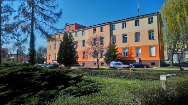 Szpitalowi w Dębnie grozi zamknięcie. Długi placówki sięgają już 9 milionów złotych, a te wymagające natychmiastowej zapłaty to 2,5 miliona. Jeśli nie znajdą się pieniądze wierzyciele mogą zgłosić upadłość. Prezes szpitala informuje, że nie ma już środków na wypłaty dla pracowników.