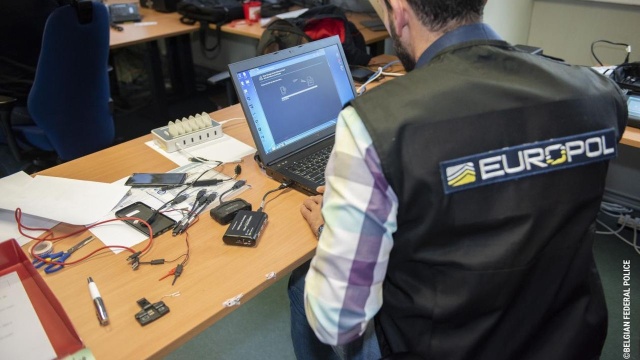 Kierowana przez włoskich śledczych międzynarodowa akcja policji doprowadziła do likwidacji groźnego gangu zajmującego się handlem narkotykami i żywym towarem. Aresztowano 61 osób.