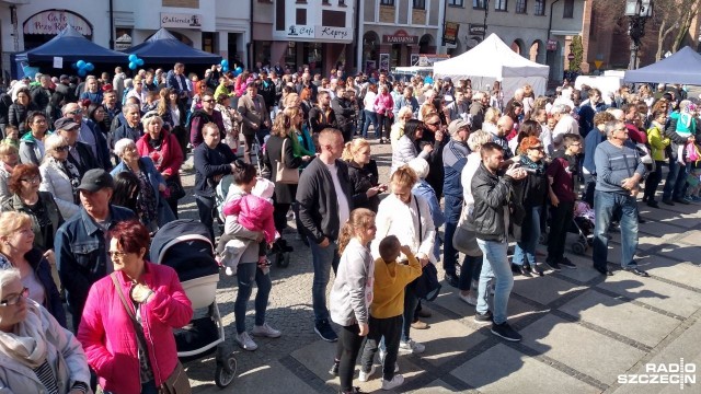 Plac Ratuszowy w Kołobrzegu wypełniają w niedzielę niebieskie barwy - trwa happening poświęcony autyzmowi.
