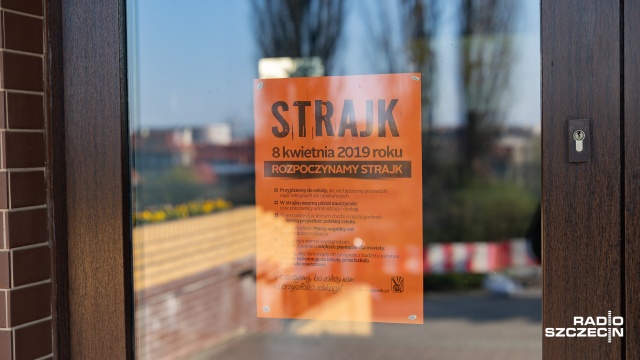 Dwie oświatowe centrale związkowe odrzuciły propozycje rządu, Solidarność zdecydowała się zawrzeć porozumienie - poinformowała reprezentująca rząd w rozmowach z nauczycielami wicepremier Beata Szydło.