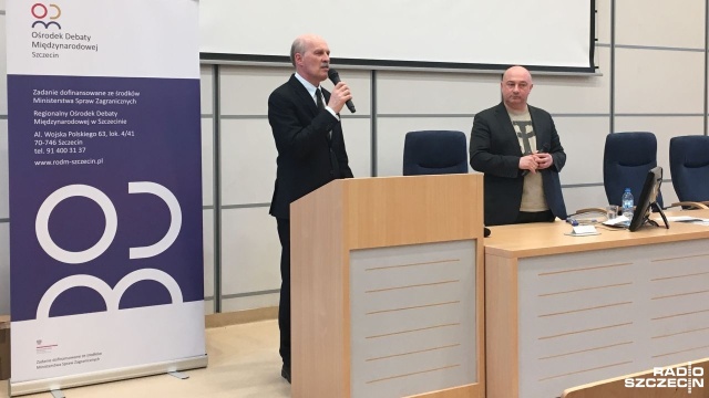 W Polsce trwa walka: z jednej strony pokolenie wychowane na wartościach Armii Krajowej, a z drugiej strony pokolenie oparte na wartościach komunistów - mówił podczas wykładu w Szczecinie prezes Fundacji Łączka Tadeusz Płużański.