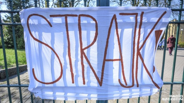 Szkole grozi zamknięcie, a jej nauczyciele podjęli strajk. Chodzi o Centrum Edukacji Ogrodniczej w Szczecinie. Urząd Miasta dał trzy lata placówce, aby poprawiła wyniki nauczania, czyli zdawalność egzaminów. Tymczasem na miesiąc przed egzaminami maturalnymi uczniowie lekcji nie mają.