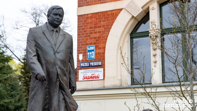 Szczecinianie oddali hołd ofiarom katastrofy smoleńskiej. Kilkadziesiąt osób było rano na rondzie Ofiar Katastrofy Smoleńskiej. Wśród nich politycy, wojewoda zachodniopomorski, miejscy i wojewódzcy radni PiS, byli też zwykli mieszkańcy.
