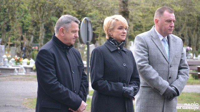 Przy grobie posła Sebastiana Karpiniuka rozpoczęły się w Kołobrzegu obchody 9. rocznicy Katastrofy Smoleńskiej. To właśnie na cmentarzu punktualnie o godz. 8.41 spotykają się co roku znajomi i współpracownicy Karpiniuka oraz mieszkańcy Kołobrzegu.