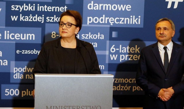 Pierwszy dzień egzaminu gimnazjalnego, poza trzema szkołami, odbywa się bez zakłóceń - poinformowała minister edukacji narodowej Anna Zalewska.