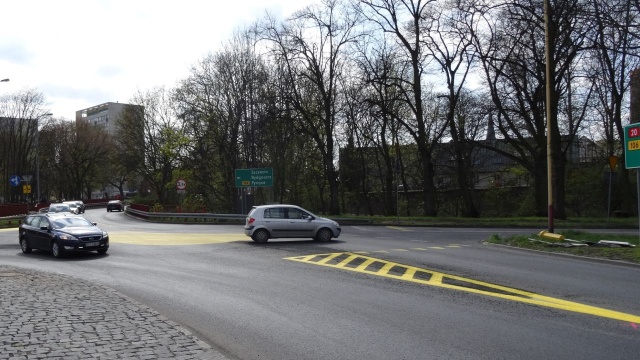Uwaga przejeżdżający przez skrzyżowanie krajowej 20 i wojewódzkiej drogi nr 106 przez Stargard. W związku z budową ronda zmieniła się organizacja ruchu na skrzyżowaniu Skłodowskiej-Curie, Gdańskiej, Chrobrego i Światopełka.