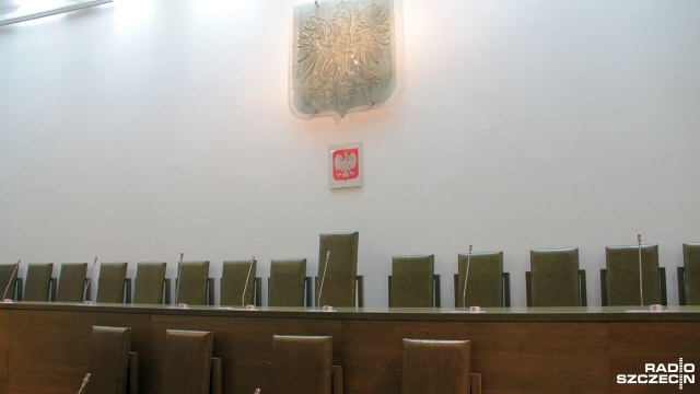 Polska naruszyła unijne prawo przyjmując ustawę o Sądzie Najwyższym, odsyłającą część sędziów w stan spoczynku - orzekł rzecznik generalny Trybunału Sprawiedliwości w Luksemburgu. Wprawdzie Polska wprowadziła już zmiany do przepisów, umożliwiając powrót do pracy i orzekania sędziom, którzy zostali odesłani na emeryturę, ale Komisja nie wycofała skargi.
