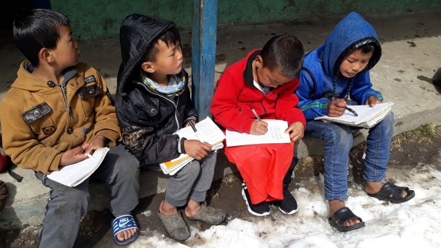 Znany na świecie wspinacz ze Szczecina chce pomóc dzieciom w Nepalu.