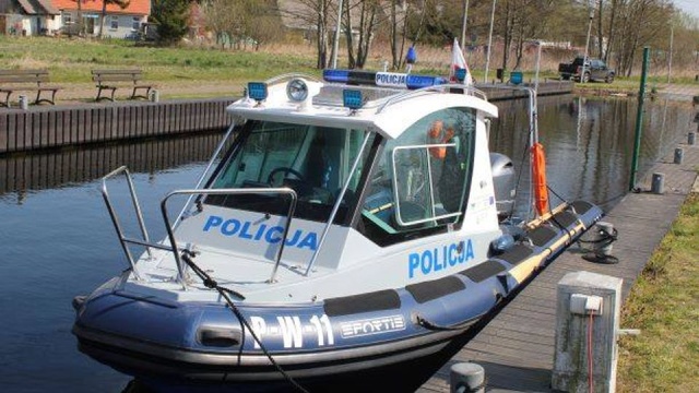 To ma być bat na kłusowników. Policjanci z Komendy Powiatowej w Goleniowie i Kamieniu Pomorskim otrzymali nowe łodzie motorowe.