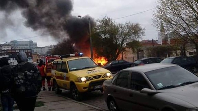 Pożar najprawdopodobniej wybuchł w hali przed godziną 19. Nad miastem unosiły się gęste kłęby dymu. Działania na miejscu są już zakończone - poinformował nas dyżurny Wojewódzkiego Stanowiska Koordynacji Ratownictwa.