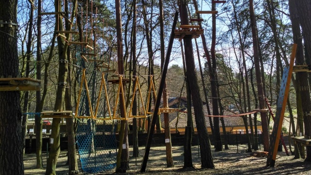 Na kąpielisku Głębokie w Szczecinie otwarto po zimie park linowy.