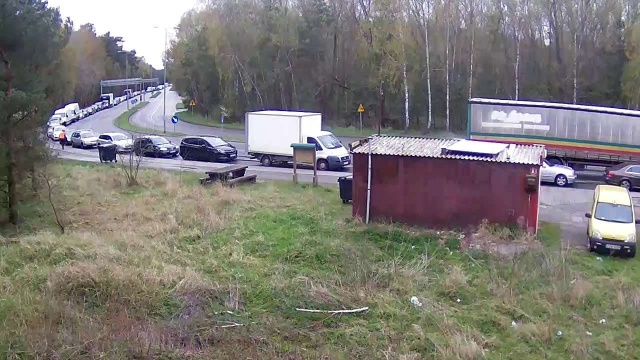 Choć pogoda nie sprzyja, to jednak spory ruch panuje przed karsiborską przeprawą w kierunku Świnoujścia.
