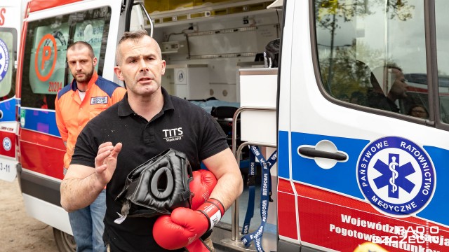 Jak postępować z agresywnym pacjentem, przekonać go, by się uspokoił a w razie potrzeby obezwładnić Ratownicy medyczni z Wojewódzkiej Stacji Pogotowia Ratunkowego w Szczecinie rozpoczęli kursy z samoobrony.