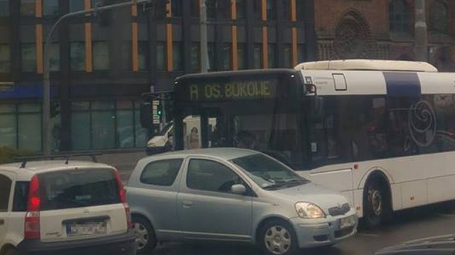 Kolizja osobowej Skody z autobusem linii pospiesznej A przy Bramie Portowej. Do zderzenia doszło na wyjeździe z alei Niepodległości w kierunku Wyszyńskiego.