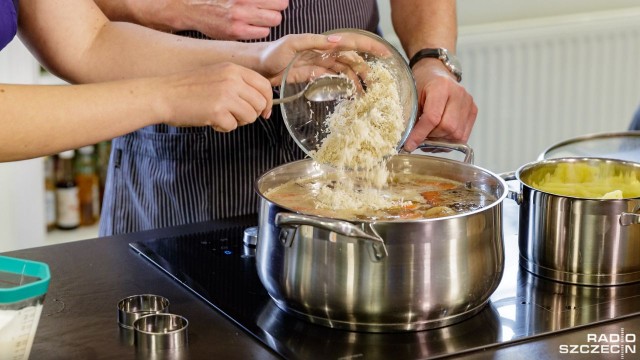 Coraz bliżej święta Wielkanocne - trudno je sobie wyobrazić bez świątecznego żuru. Szef Kulinarnego Atelier, Leszek Wodnicki przekonuje, że także to danie może być wyjątkowe.
