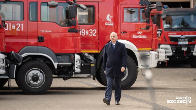 W sobotę do służby trafiło pięć wozów i trzy łodzie. Będzie kolejny nowy sprzęt dla zachodniopomorskich strażaków z OSP - zapowiedział w Szczecinie szef MSWiA Joachim Brudziński.