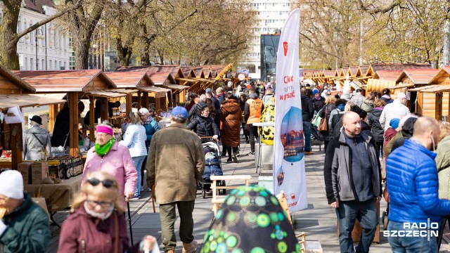 Tłumy mieszkańców na Jarmarku Wielkanocnym w Alei Kwiatowej. Chętni mogą wybierać z oferty kilkudziesięciu wystawców.