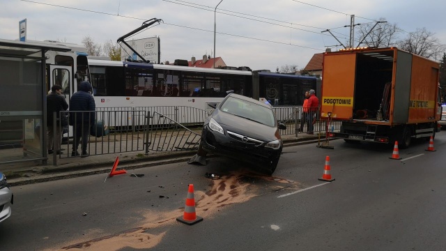 Dwa samochody osobowe zderzyły się na skrzyżowaniu ulic Mickiewicza i Poniatowskiego na szczecińskim Pogodnie.