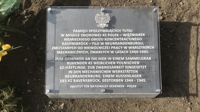 W Neubrandenburgu w Niemczech odsłonięto tablicę upamiętniającą Polki - więźniarki filii niemieckiego obozu koncentracyjnego Ravensbrck. Na cmentarzu w Neubrandenburgu spoczywają prochy 45 Polek, a staraniem Biura Upamiętniania Walk i Męczeństwa Instytutu Pamięci Narodowej, odsłonięto tablicę upamiętniającą ich męczeńską śmierć.