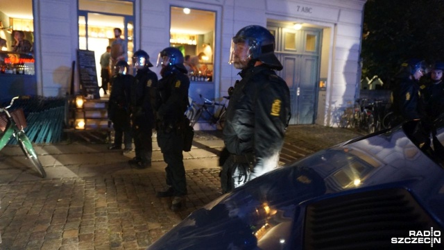 Do późnych godzin nocnych trwały zamieszki w Kopenhadze. Policja zatrzymała 23 uczestników zajść. Do niepokojów doszło po prowokacji podczas wiecu niewielkiej antyimigranckiej partii.