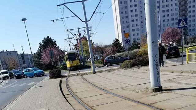 Tramwajowa ósemka jadąca w stronę pętli Turkusowa zderzyła się z samochodem osobowym na Rondzie Siwka w pobliżu Turzyna.