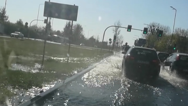 Woda z uszkodzonego hydrantu zalała część ulicy 26 Kwietnia w stronę Derdowskiego.